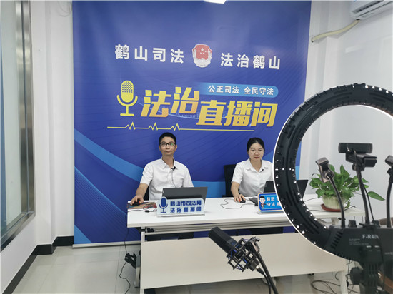 3.歐錦波局長代表市民政局上線法治直播間,解讀《慈善法》 關(guān)注“放心捐”.jpg