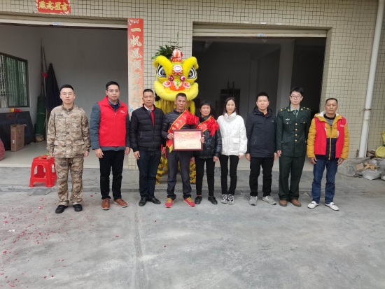 已處理1674092129216市退役軍人事務(wù)局副局長(zhǎng)溫寶謙一行到龍都村現(xiàn)役軍人王耀成家中送立功喜報(bào)，并提前向王耀成家屬送上新春祝福，鼓勵(lì)軍人努力拼搏、再立新功。.jpg