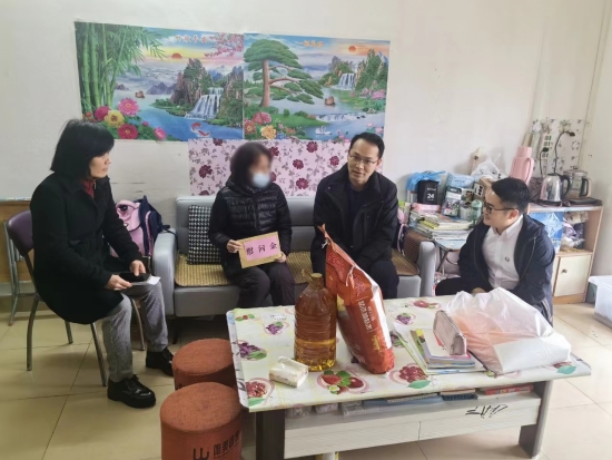 已處理1706842077704右二市 委副書記趙磊，左一市總工會(huì)副主席呂麗群.jpg