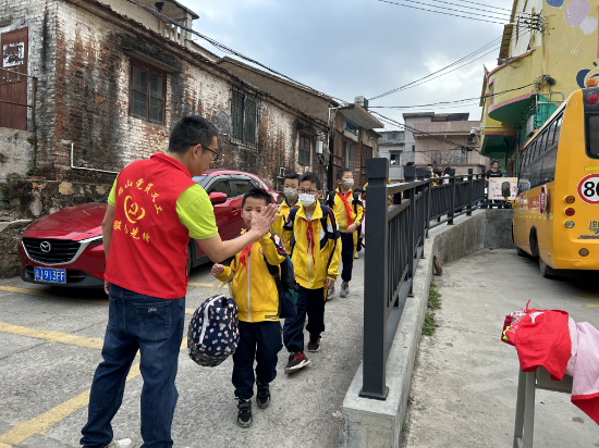 鶴山市古勞鎮(zhèn)龍溪小學(xué)--中心校李明健校長和學(xué)生擊掌，鼓勵學(xué)生.jpg