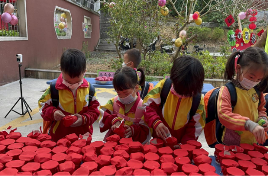 宅梧鎮(zhèn)中心幼兒園為孩子們精心策劃了“幸運(yùn)拆盲盒”獨(dú)特的開學(xué)儀式，在踏入幼兒園門口的一剎那，就給了孩子們一個大大的驚喜。.png