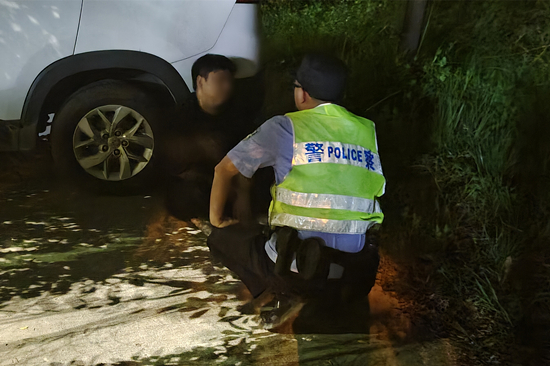 深夜，民警化身“暖心樹洞” (1).jpg