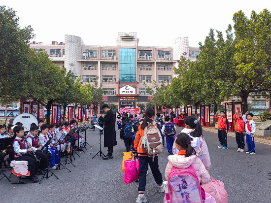 共和鎮(zhèn)中心小學(xué)管樂(lè)樂(lè)聲中慶開學(xué).jpg