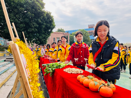 龍溪小學(xué)孩子一個(gè)接一個(gè)摸意頭，好事一樁一樁接踵而來(lái)！.jpg