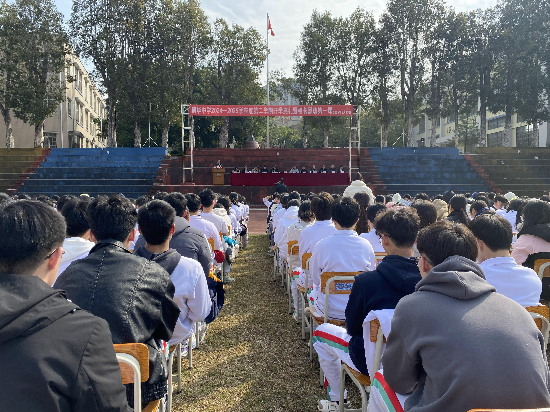 鶴華中學學生們認真聆聽校長思政課.JPG