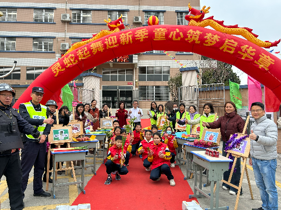 龍溪小學教師、公安民警、志愿者、家長們一同保駕護航.jpg