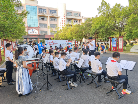 2共和鎮(zhèn)中心小學(xué)管樂團(tuán)歡迎同學(xué)回校.jpg