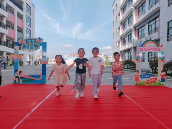 14.大崗小學(xué)新生打卡.jpg