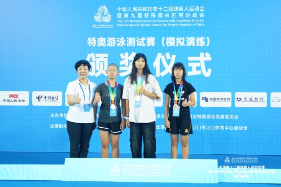 已處理1762432458236鄧穎芝（右二）.jpg
