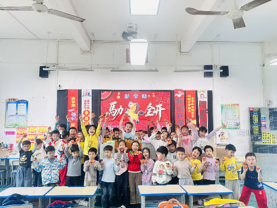 11鶴山市古勞鎮(zhèn)龍溪小學(xué)一2班學(xué)生馬力全開迎接新學(xué)期.jpg