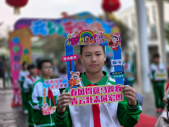 14六小學(xué)生打卡留念.jpg